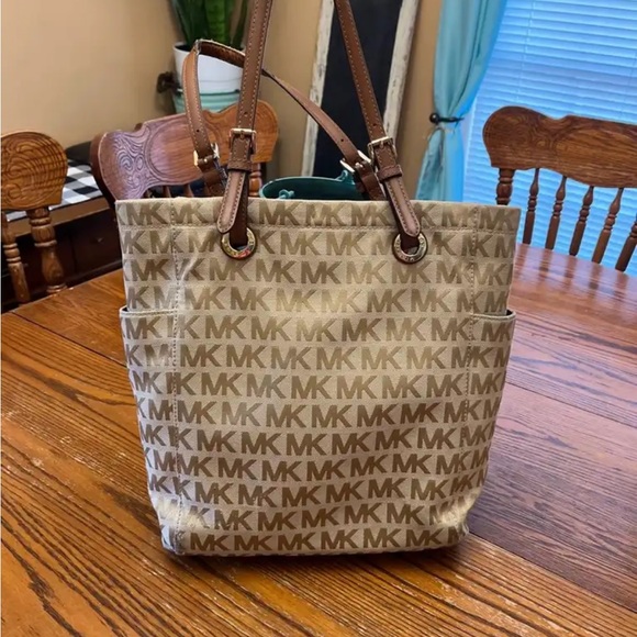 Purse in great condition except small Wear of leather strap .best offer - Picture 3 of 3